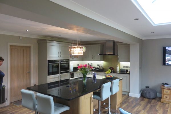 Timeless Shaker kitchen in painted stone and oak