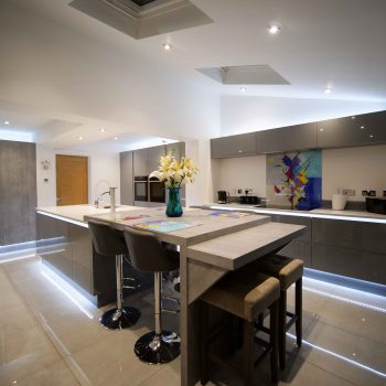 Breakfast bar in a gloss handleless kitchen
