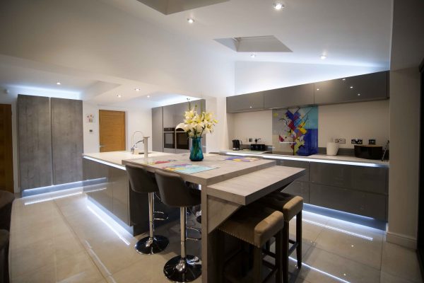 Breakfast bar in a gloss handleless kitchen