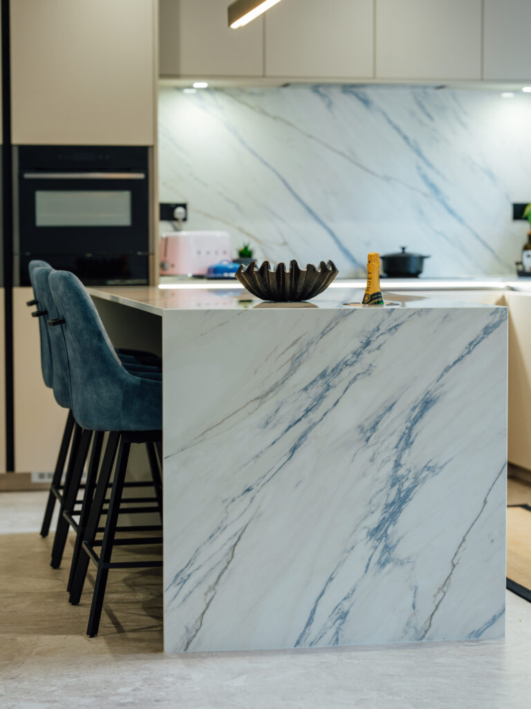 Modern Rotpunkt Kitchen with Sophisticated Gunmetal Accents